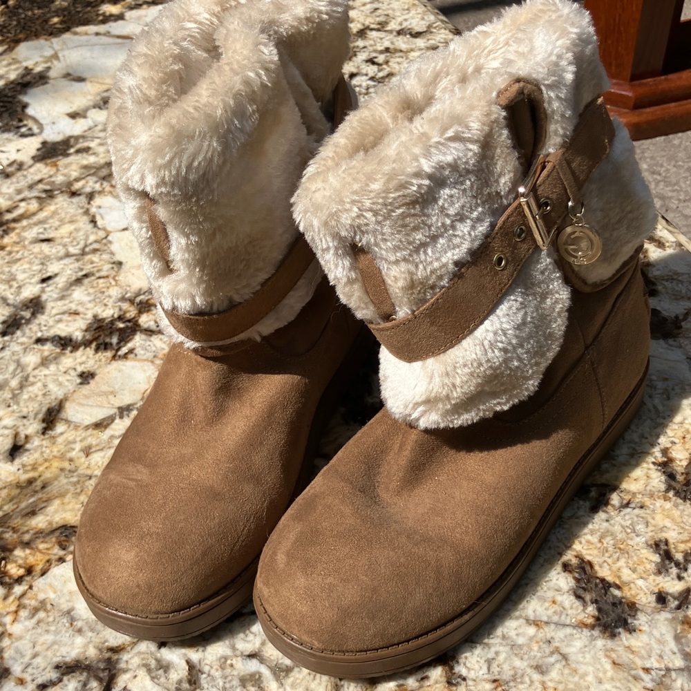 GBG Los Angeles Kids Tan Boots with Cream Fur